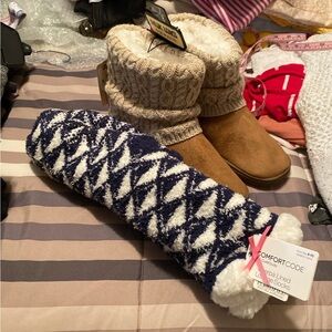 Muk luks w/ Sherpa socks (7/8)